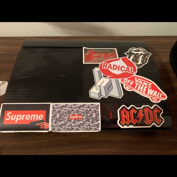 PlayStation 3 with 2 wireless controllers - Picture 2 of 5